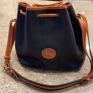 Vintage Dooney & Bourke shoulder bag. 10” high with a full drop of 23”.